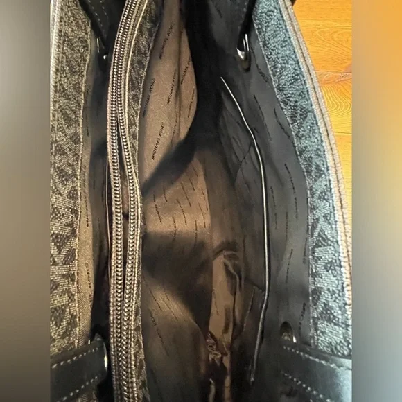 Michael Kors | Women's Jet Set | Signature Tote |
Black & Grey - Picture 12 of 12